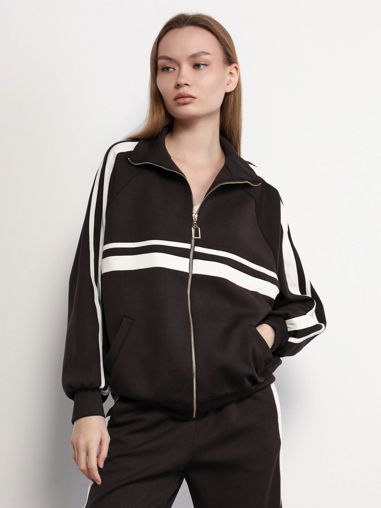 Куртка трикотажная темно-коричневого цвета прямого кроя